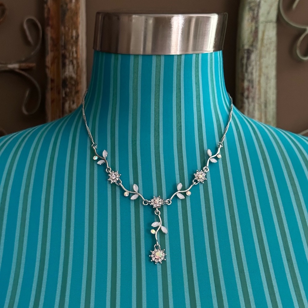 Rhinestone pendant necklace‎